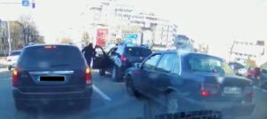 Piteşti: Un şofer începător coboară la semafor şi execută 10 flotări