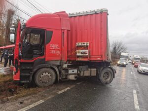A pierdut controlul mastodontului și a intrat în șanț!