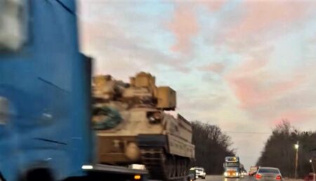 Video – Convoi de tancuri surprins în trafic, în Argeș
