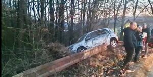 Video: A sărit cu mașina peste parapetul de la marginea drumului