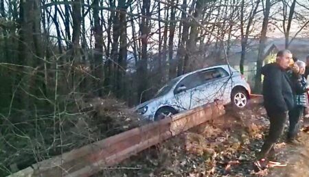 Video: A sărit cu mașina peste parapetul de la marginea drumului