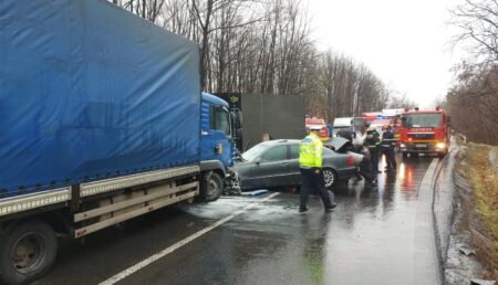 Accident cu victime și trei autoturisme implicate