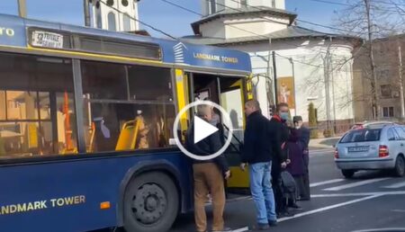 Video: Autobuz Publitrans implicat în accident la Piteşti, în capăt de pantă