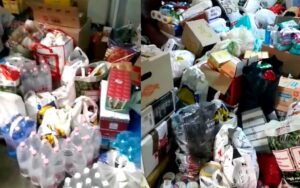 Video – Sediul Secției 1 Poliție Pitești, plin cu sute de pachete pentru refugiați