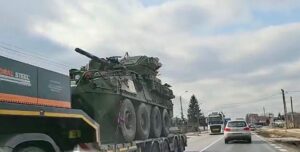 Video – Trailere cu mașini de război și tancuri, surprinse din nou în trafic