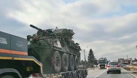 Video – Trailere cu mașini de război și tancuri, surprinse din nou în trafic