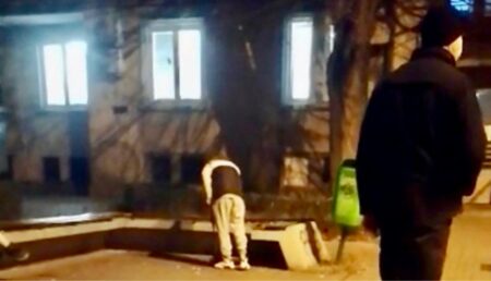 Video – Pitești/Centru: Au fost puși sa dea cu mătura de polițiștii locali