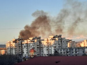Video: Fum negru deasupra Piteştiului, oameni speriaţi