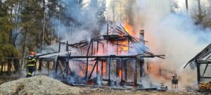 Argeș: Incendiu violent la o cabană