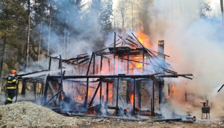 Argeș: Incendiu violent la o cabană