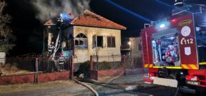 Video – Argeș: Casă cuprinsă de flăcări. Bărbat intoxicat cu fum