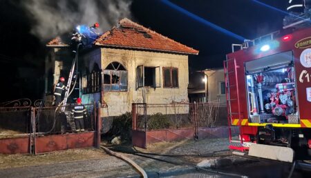 Video – Argeș: Casă cuprinsă de flăcări. Bărbat intoxicat cu fum