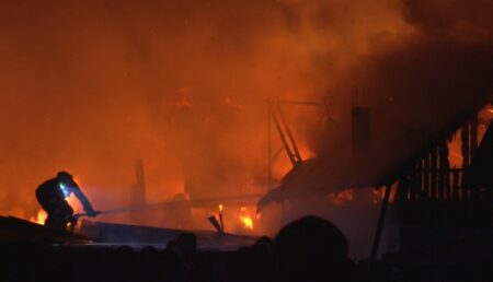 Incendiu de proporții în Argeș! Mai multe case mistuite de flăcări