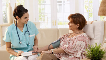 Pacienții vor putea chema medicul de familie acasă pentru consultații sau alte servicii