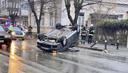 Pitești: Mașină răsturnată în centrul orașului