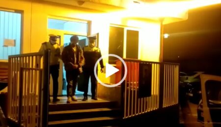 Video: Un tânăr din Mioveni a intrat pe „cameră” pentru a uşura trei prostituate de bunuri