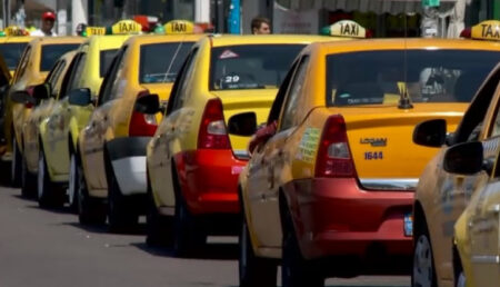 Taxi-urile vor putea circula și cu geamuri fumurii