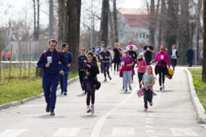 Peste 200 de copii și părinți au fost duminică ”parteneri în alergare”