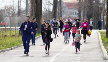 Peste 200 de copii și părinți au fost duminică ”parteneri în alergare”