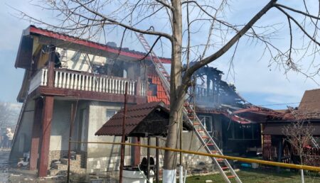 Argeș: Prăpăd la o casă cuprinsă de incendiu. Intervin 4 echipaje ISU și alte ajutoare