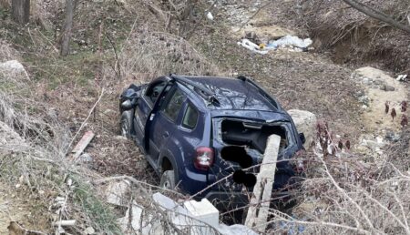 Argeș: Mașină a OMV Petrom, răsturnată într-o râpă