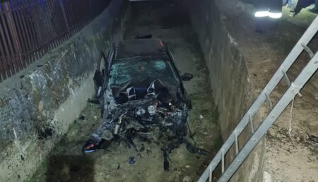 Accident grav: Victimă inconștientă! A lovit un stâlp și a căzut cu mașina într-un canal