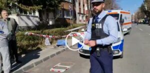 Video – Piteşti: O persoană a murit subit pe trotuar, sub privirile trecătorilor
