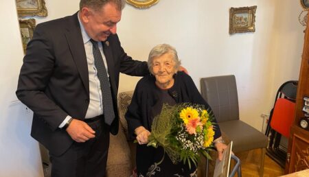 Piteşteancă vizitată şi premiată de primar, la împlinirea vârstei de 100 de ani!