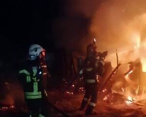 Noapte de foc în Argeș! Gospodării mistuite de flăcări