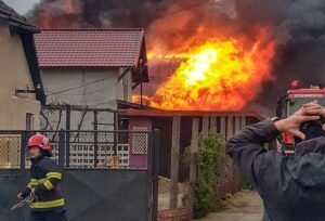 Argeș: Casă în flăcări!