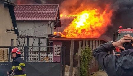 Argeș: Casă mistuită de flăcări sub privirile proprietarului