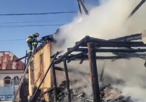 Video – Incendiu de proporții. Focul a fost pus intenționat