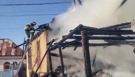 Video – Incendiu de proporții. Focul a fost pus intenționat