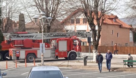 Intervenţie a pompierilor la o vilă din Argeş: 4 autospeciale, o ambulanţă