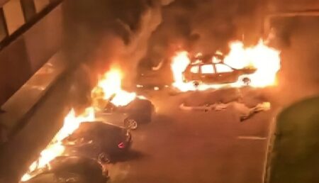 Piroman pe străzile din oraș: A dat foc unei mașini și flăcările s-au extins la alte două