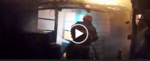 Update: Incendiu devastator la Călineşti. Un vecin a făcut front comun cu pompierii care au intervenit