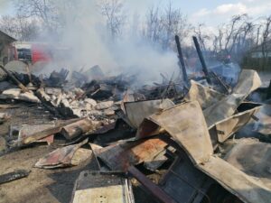 Video – Incendiu în Argeş. O magazie s-a făcut scrum