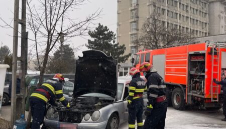 Incendiu pe Aleea Spitalului, la o mașină de pompe funebre