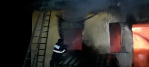 Video – Incendiu puternic în Argeș. O persoană a suferit arsuri