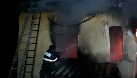 Video – Incendiu puternic în Argeș. O persoană a suferit arsuri