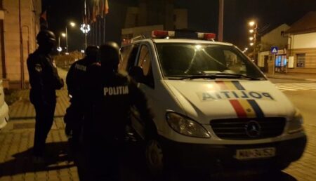 Scandal într-un bloc din Pitești. Femeie rănită de fostul concubin cu un cuțit