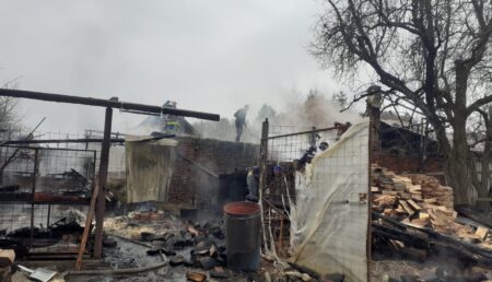 Incendiu violent în Argeș. O casă și mai multe anexe au fost cuprinse de flăcări