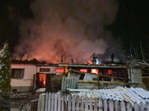 Video – Incendiu violent în Argeș. Atelier mistuit de flăcări