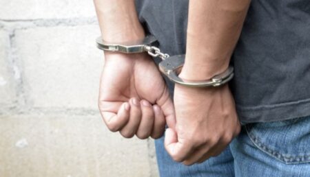 Un director a sesizat Poliția după ce un bărbat a întreținut relații sexuale cu o elevă de 14 ani