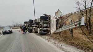 Video – Mastodont răsturnat lângă Pitești, pe Autostradă