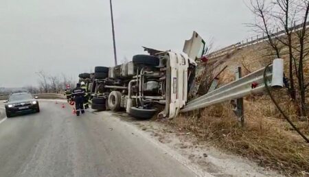 Video – Mastodont răsturnat lângă Pitești, pe Autostradă