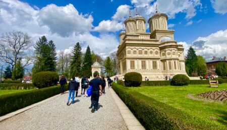 În zi de sărbătoare, oamenii au luat cu asalt Mănăstirea Curtea de Argeș