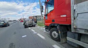 Logan făcut praf de un camion chiar în dreptul unei treceri de pietoni