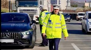 Cu tupeu la volan, dar fără permis! Se plimba liniștit prin oraș!