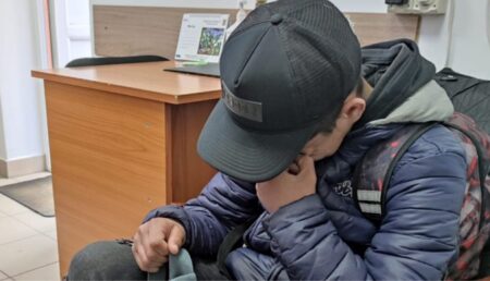 Copil dat dispărut, găsit dormind pe o bancă dintr-un parc din Pitești